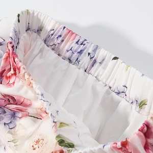 Détail de la taille élastique d'une jupe fleurie à volants avec doublure blanche
