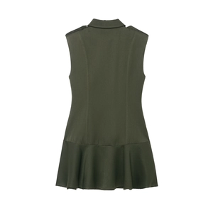 Robe sans manches vert armée avec épaulettes et ourlet à volants sur fond blanc