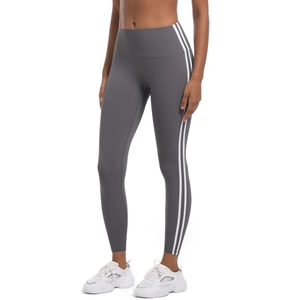 Détail du pantalon de yoga taille haute gris foncé avec doubles bandes blanches latérales