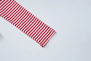 Detailansicht der Langarm-Ärmel mit klassisch rot-weißem Streifenmuster und Saumkanten