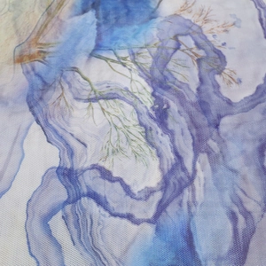 Gros plan sur le tissu en maille respirante bleu et violet avec motifs imprimés
