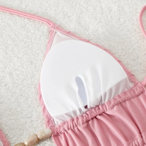 Détail du haut de bikini rose avec doublure en maille blanche et coussinet amovible