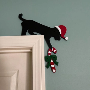 Détail d'une décoration de coin de porte en métal noir en forme de chien de Noël festif