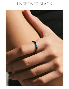 Dettaglio anello in argento S925 nero con una pietra preziosa turchese blu ovale