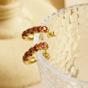Boucles d'oreilles créoles C en acier inoxydable doré avec zircons rouges rétro