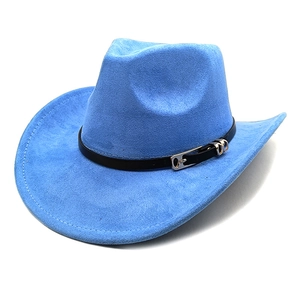 Nahaufnahme von hellblauem Wildleder-Cowboyhut mit schwarzem Lederband und Metallschnalle
