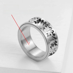 Dettaglio degli ingranaggi rotanti su anello meccanico in acciaio inox spazzolato
