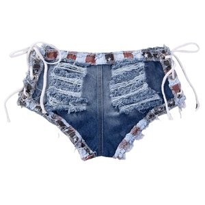 Dettaglio degli shorts in denim con lacci laterali e piping con motivo a stelle