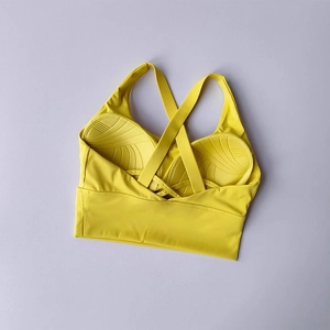 Gros plan des coussinets à texture ondulée dans un soutien-gorge de sport