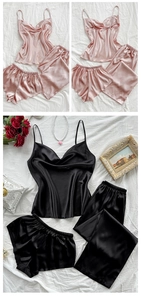 Détail d'ensembles pyjamas en satin de soie avec débardeur et short en rose et noir