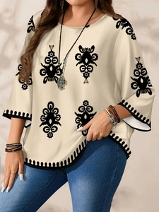 Detail van beige top met ronde hals, zwarte etnische print en halflange mouwen