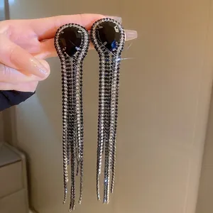 Orecchini lunghi con nappa a goccia nera e frange di strass in argento lucido