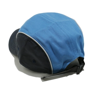 Dettaglio del cappellino camping 5-panel con blocchi di colore blu e cinturino regolabile