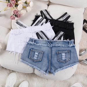 Pantaloncini in denim sfrangiati blu nero e bianco con bretelle con stampa di lettere