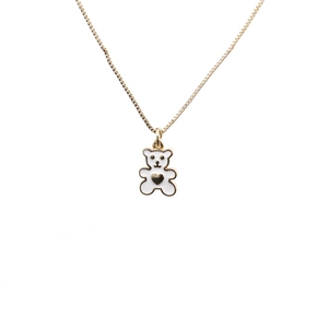 Détail du collier à chaîne dorée avec pendentif ours blanc orné d'un petit cœur doré