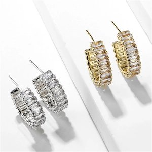 Boucles d'oreilles C géométriques de luxe avec zircons carrés en doré et argenté