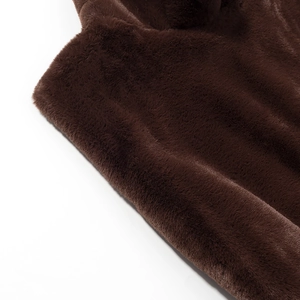 Gros plan sur la texture de fourrure synthétique marron foncé montrant une haute densité