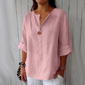 Dettaglio del top rosa in cotone e lino con scollo a V, trama del tessuto e bottone