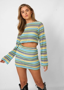 Gros plan sur la texture au crochet bohème et les rayures colorées de l'ensemble de plage