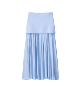 Détail d'une jupe longue plissée bleu clair avec un design à taille haute unique