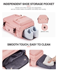 Detalle de la mochila de viaje rosa que muestra el compartimento para zapatos y las ventilaciones
