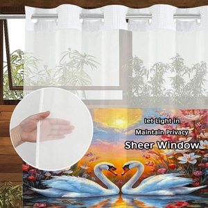 Détail du rideau transparent blanc avec imprimé cygne et œillets métalliques pour la suspension