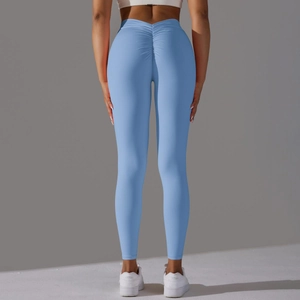 Détail du legging de yoga taille haute bleu ciel avec design froncé push-up fessier