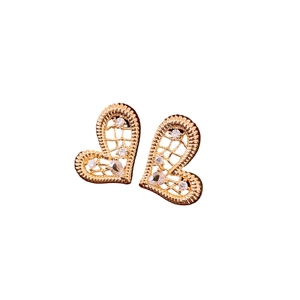 Boucles d'oreilles cœur asymétriques plaquées or avec design en maille et zircons