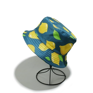 Détail du chapeau bob bleu marine arborant des motifs de citrons jaunes et feuilles vertes