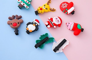 Détail de pinces à cheveux de Noël avec père Noël en caoutchouc souple sur clips en métal