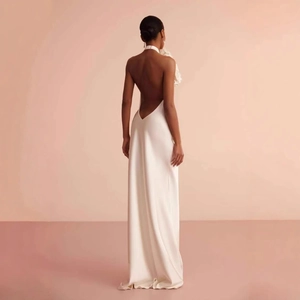 Robe longue élégante en satin blanc dos nu avec licou et détails floraux 3D