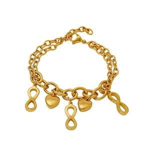 Dettaglio di un bracciale in acciaio al titanio placcato oro 18K con cuori e infinito