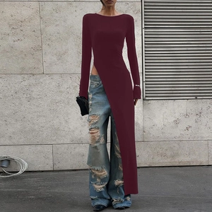Modisches weinrotes Langarmkleid mit hohem Seitenschlitz und asymmetrischem Saumdesign