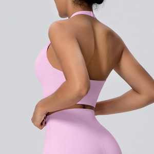 Dettaglio del reggiseno sportivo rosa con scollo all'americana e design posteriore aperto