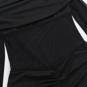 Detailansicht der schwarzen Netzeinsätze und Taillenfalten am Langarm-Jumpsuit