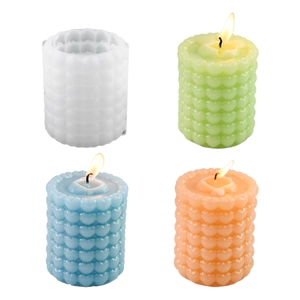 Set di candele cilindriche colorate con rilievi a cuore e fiamme accese realistiche in posa