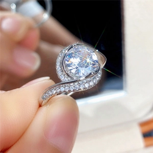 Primer plano macro de un anillo de bodas plateado con circonitas engastadas en espiral