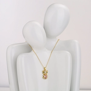 Collana con ciondolo a gatto in oro con gemma rosa e zirconi su busto modello