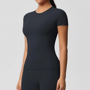 Détail du t-shirt de yoga noir avec coutures ergonomiques et design de coupe ajustée