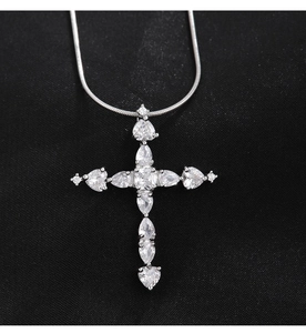 Détail du pendentif croix en argent avec zircons blancs sur une fine chaîne serpent