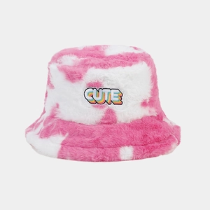 Détail d'un chapeau bob en peluche rose et blanc avec broderie CUTE arc-en-ciel