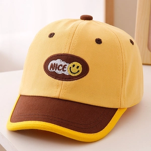 Dettaglio del cappellino da baseball per bambini giallo e marrone con ricamo NICE smile