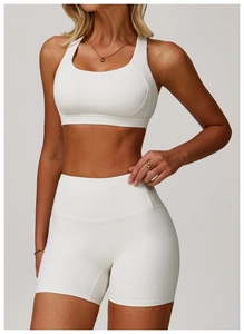 Dettaglio del reggiseno sportivo bianco e pantaloncini a vita alta con morbida trama