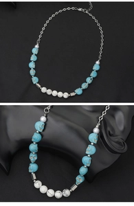 Détail du collier tête de mort vintage avec perles turquoise et chaîne en métal argenté