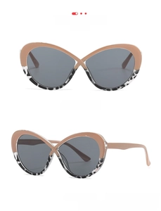Dettaglio occhiali da sole cat-eye rosa e tartarugati con lenti grigie e montatura bicolore