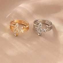 Detalle de anillos de nota musical ajustables en oro y plata con brillantes pedrería