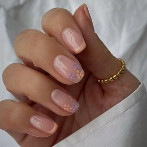 Short Square Round French Floral Press On Nails Sweet Nude Pink Flower Pattern Glossy Fake Nails Set For Women Nail Art
