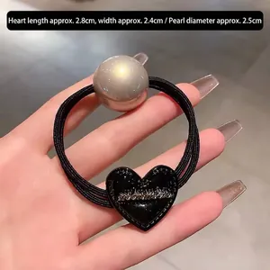 Détail du pendentif cœur et chouchou perle avec perle de 2,5 cm et cœur de 2,8 cm