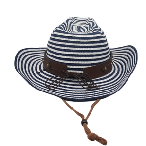 Détail d'un chapeau de paille rayé avec bande en cuir, clous et mentonnière réglable