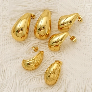 Trois paires de boucles d'oreilles gouttes d'or élégantes aux finis polis et texturés